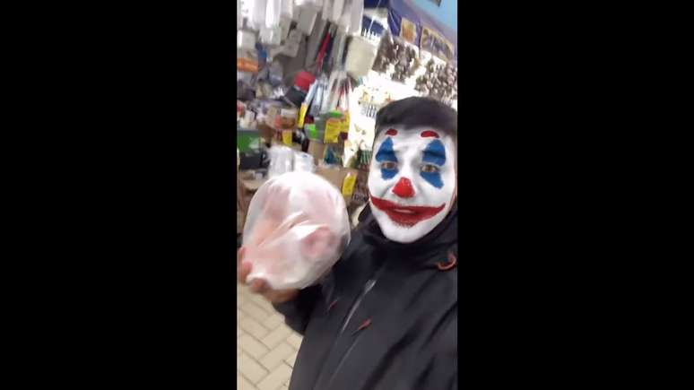 Torcedor que atirou cabe&ccedil;a de porco em d&eacute;rbi &ndash;