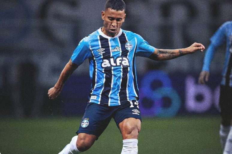 Marcos Rocha em ação no empate com o Ceará. Boa estreia com a camisa do Grêmio. 