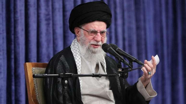 O aiatolá Ali Khamenei se manifesta contra qualquer negociação entre Irã e Estados Unidos, em 24 de agosto de 2025, em Teerã.