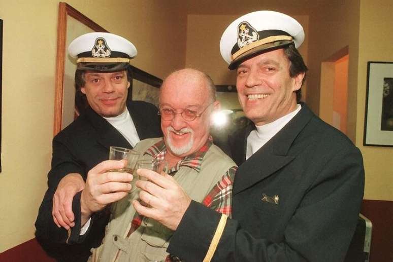 O cartunista Jaguar entre os irm&atilde;os Chico e Paulo Caruso em foto de agosto de 2008; ele morreu neste domingo, 24 de agosto de 2025, aos 93 anos de idade.