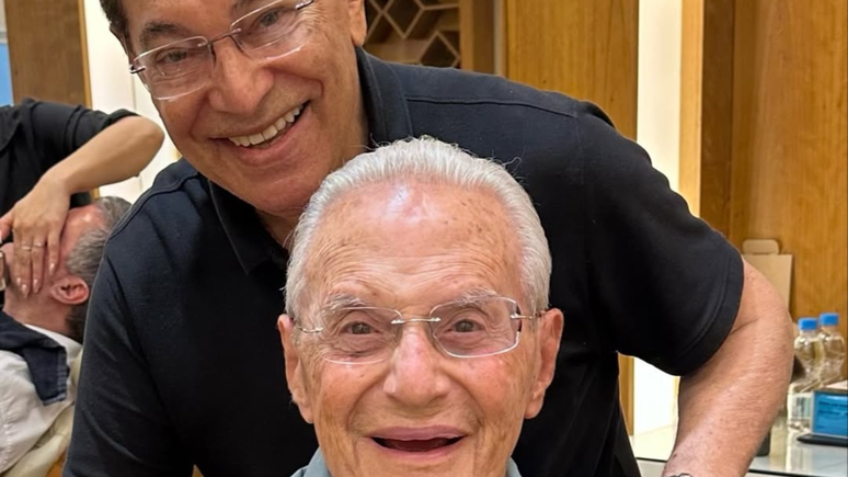 Jassa, cabeleireiro de Silvio Santos, atende Paulo Maluf