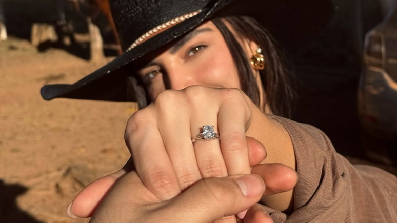 Murilo Huff asks Gabriela Versiani in marriage