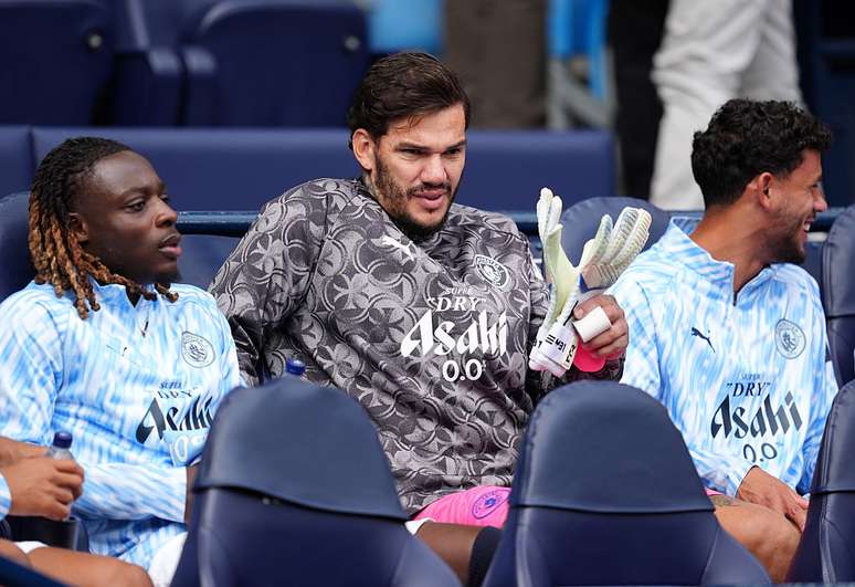 Ederson no banco de reservas do Manchester City