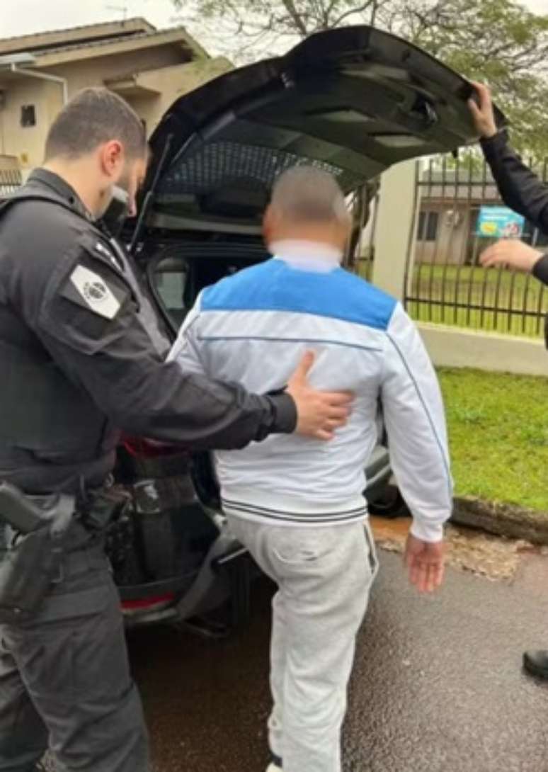 "Padre é conduzido por agentes durante operação em Cascavel (PR); religioso é investigado por abusos sexuais e outras irregularidades