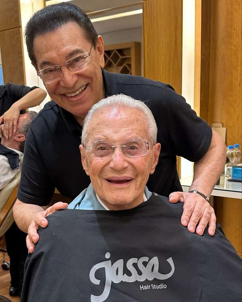 Jassa, cabeleireiro de Silvio Santos, atende Paulo Maluf