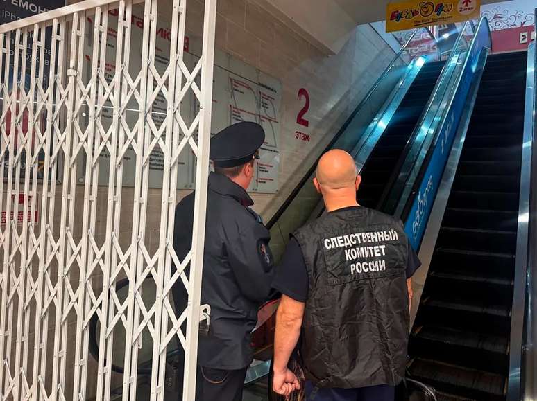 The authorities investigate a escalator accident The authorities investigate a escalator accident