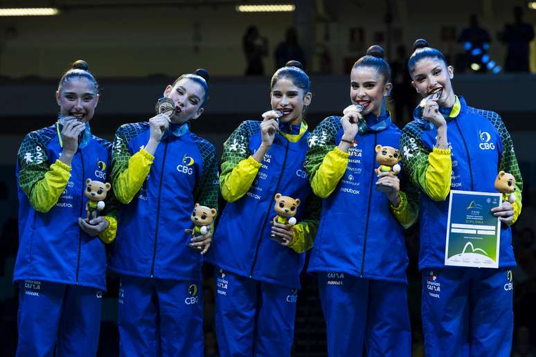 Atletas brasileiras comemoram medalha