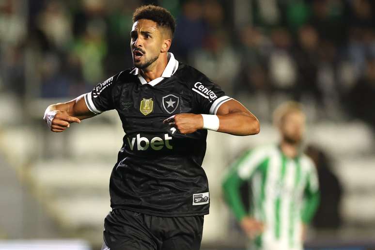 Chris Ramos comemorando um dos gols da vit&oacute;ria do Botafogo 