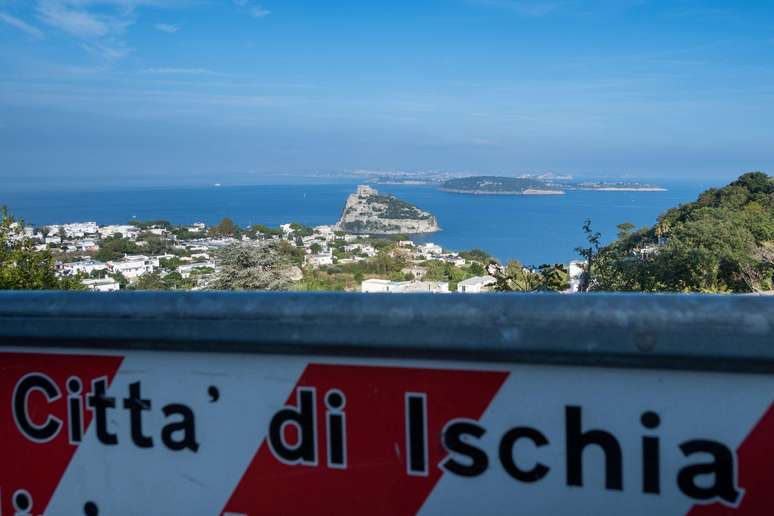 Placa de tr&acirc;nsito com a inscri&ccedil;&atilde;o cidade de &Iacute;squia, ao fundo o castelo aragon&ecirc;s