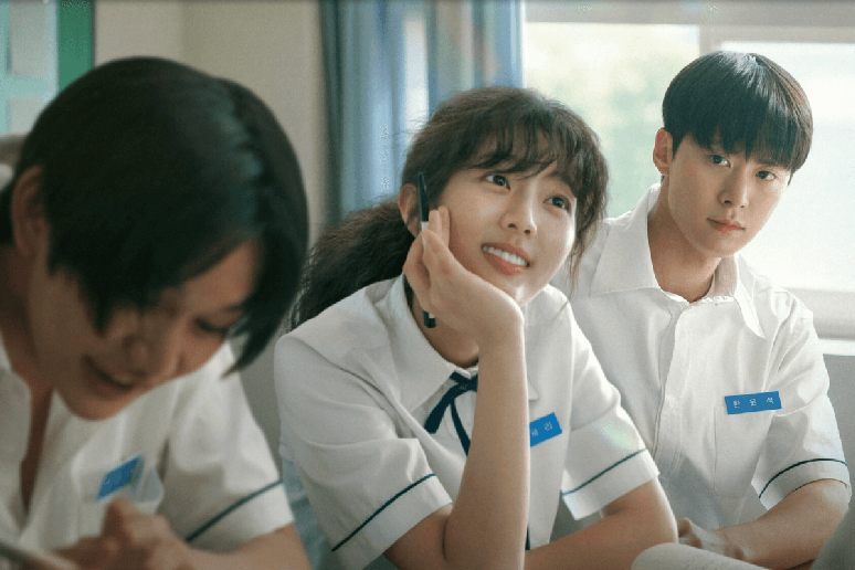 &ldquo;Amor Enrolado&rdquo; acompanha uma jovem que descobre o amor ao aceitar seus cabelos naturais 