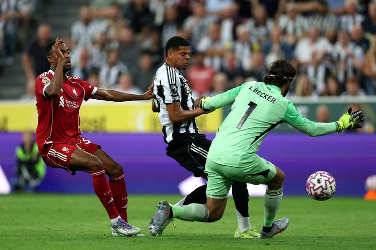 Osula batendo na sa&iacute;da de Alisson 