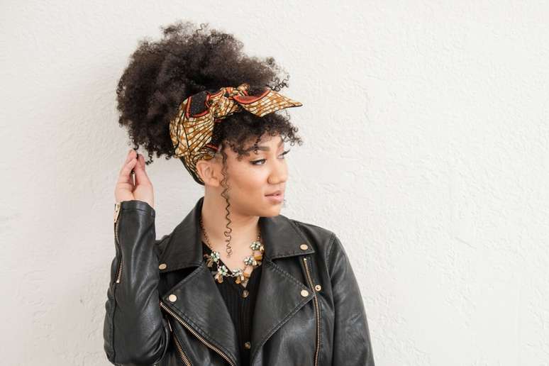 O len&ccedil;o complementa o penteado puff 