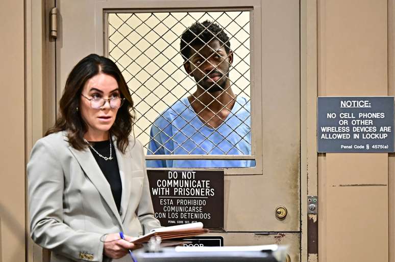 Lil Nas X e sua advogada durante a defesa de suas acusa&ccedil;&otilde;es por crimes de agress&atilde;o - Frederic J. Brown-Pool/Getty Images