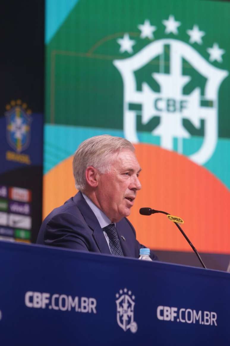 Ancelotti convocou a sele&ccedil;&atilde;o para jogos contra Chile e Bol&iacute;via nesta segunda-feira.