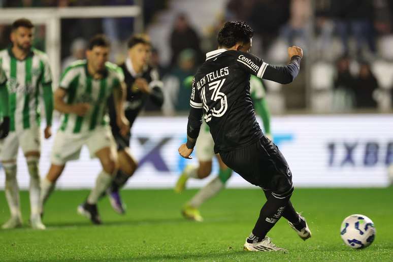 Alex Telles deixou tudo igual 