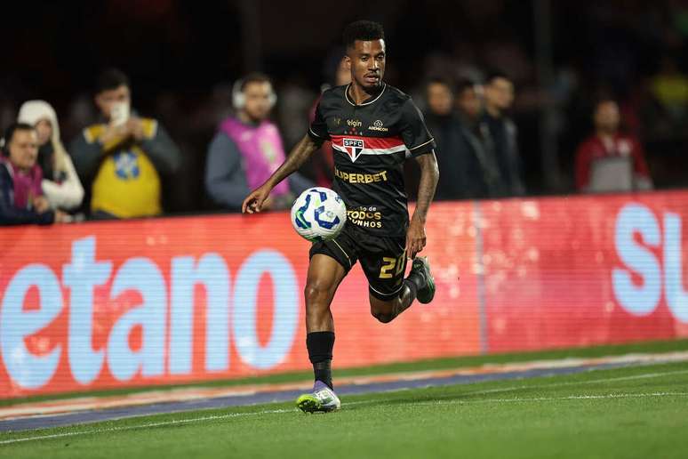 Marcos Ant&ocirc;nio sentiu dores durante o duelo entre S&atilde;o Paulo e Atl&eacute;tico, pelo Brasileiro &ndash;