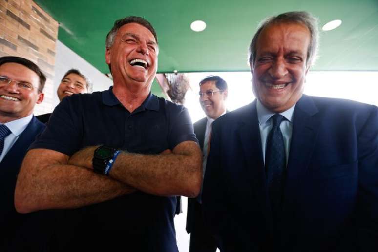 O ex-presidente Jair Bolsonaro, antes da decretação de sua prisão domiciliar, ao lado de Valdemar Costa Neto