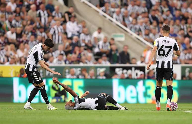 Joelinton, do Newcastle United, cai lesionado em partida contra o Liverpool no St James&rsquo; Park &ndash;