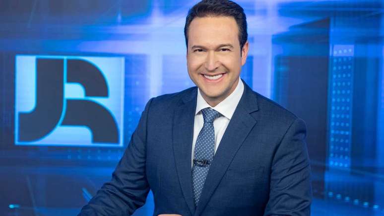 Edu Ribeiro apresenta o Jornal da Record -