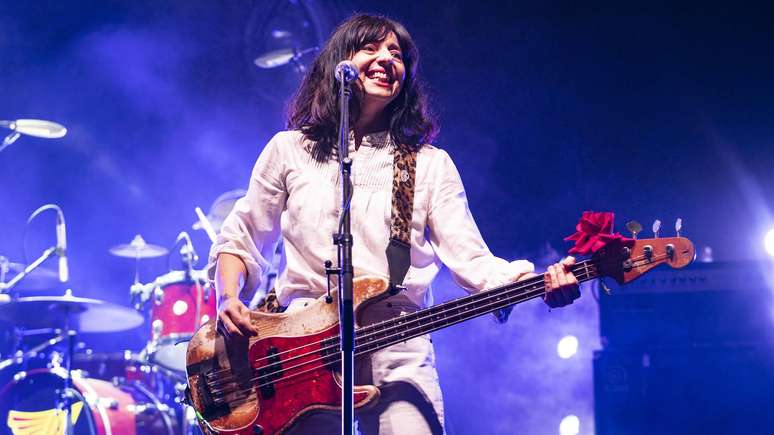 Paz Lenchantin em show com o Pixies em 2023 -