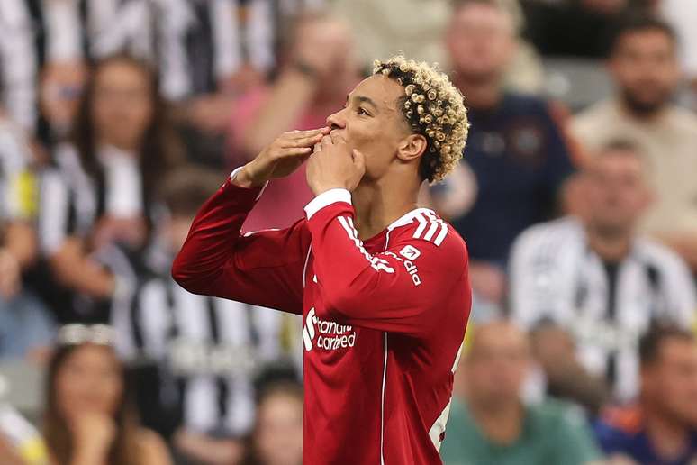 Ekitike comemorando o segundo do Liverpool 