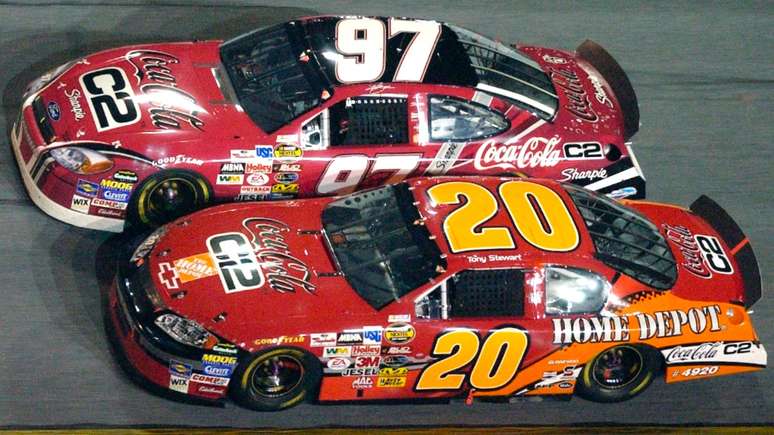 Tony Stewart e Kurt Busch durante a Pepsi 400 de 2004