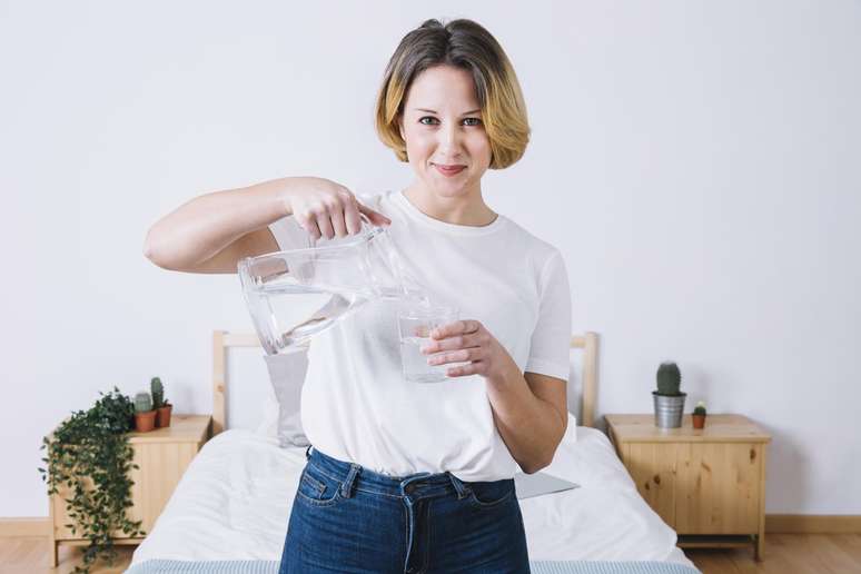 Drinking the fasting of hot water helps you lose weight? Truth or myth?