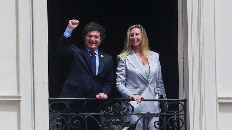 Karina Milei, em foto ao lado do irmão Javier Milei, é vista como figura poderosa dentro do governo