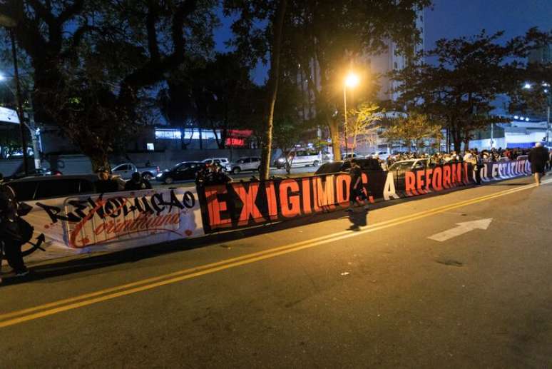 Faixa em frente ao Parque São Jorge pede reforma do estatuto do Corinthians.