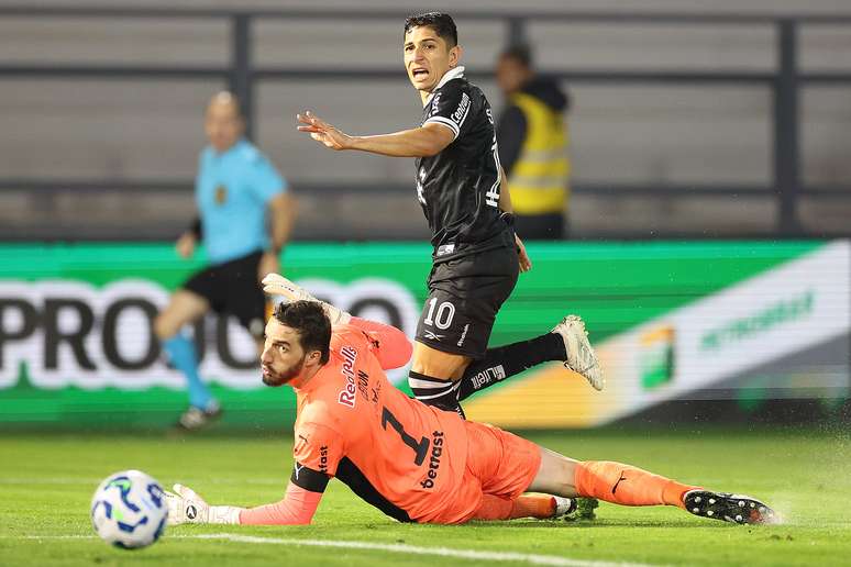 Savarino marcando um gol pelo Botafogo 