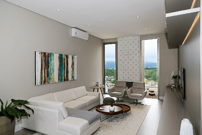 A etapa de instalação do forro exige um planejamento detalhado para evitar aberturas constantes Projeto: Meneghisso & Pasquotto Arquitetura |