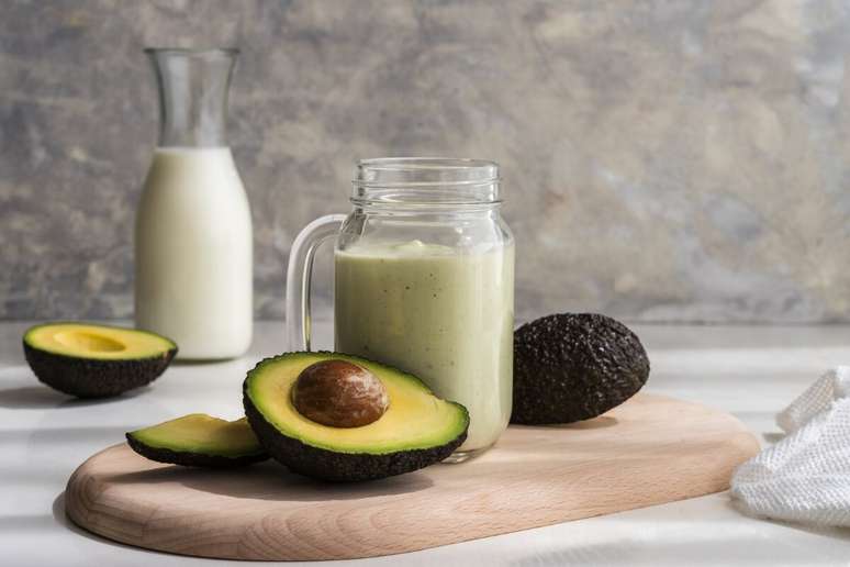 Vitamina de abacate com leite em p&oacute; e pistache