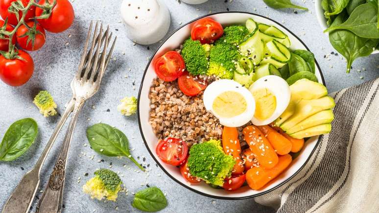 Uma revisão de estudos mostra que dietas sem carne podem proteger o cérebro, mas exigem planejamento nutricional; confira