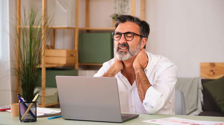 O estresse pode ser um fator que contribui para m&aacute; postura e dores nas costas