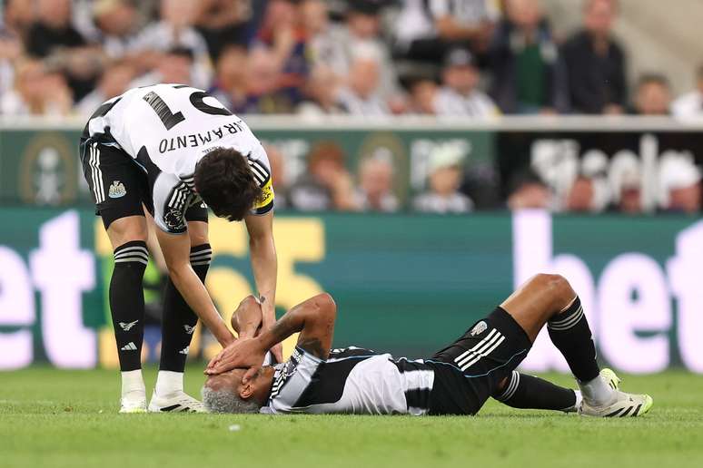 Joelinton chorando em campo 