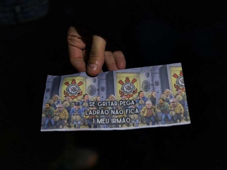 Imitação de nota feita por torcedores do Corinthians para protestar contra dirigentes.