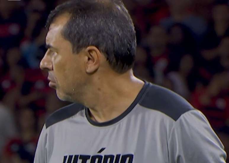 Carille observa inbncr&eacute;dulo. Afinal, seu time levou a maior surra da hist&oacute;ria dos pontos corridos &ndash;