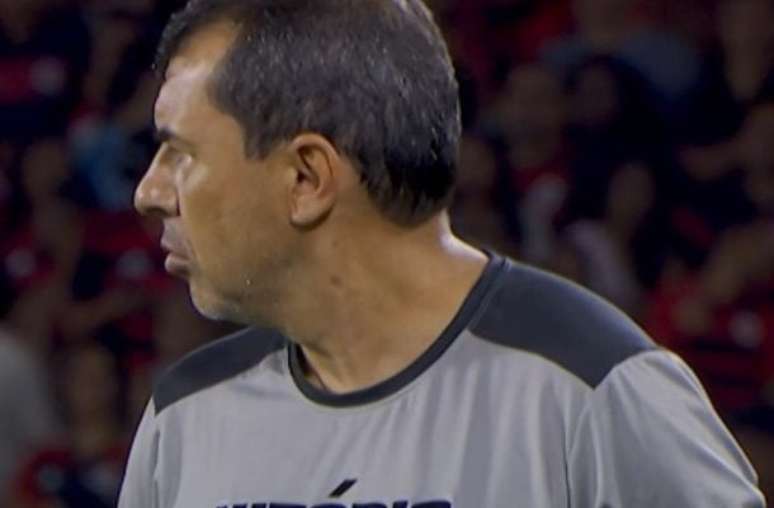 Carille durante o  8 a 0 que o Vitória levou do Flamengo. A demissão ocorreu logo após a coletiva pós-jogo-
