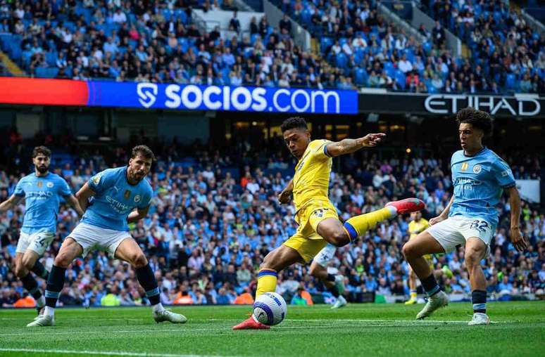 Matheus Fran&ccedil;a em a&ccedil;&atilde;o com a camisa do Crystal Palace, da Inglaterra &ndash;