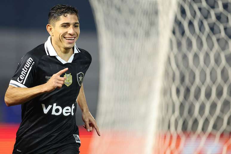 Nada de ir embora! Com sorriso no rosto, Savarino ficou no Botafogo &ndash;