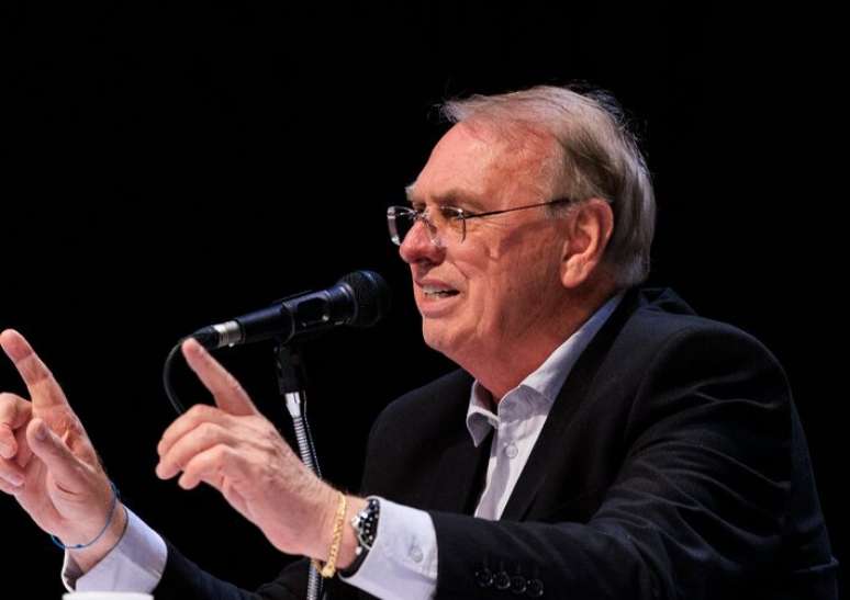 Osmar Stábile, presidente do Corinthians, revelou que três empresas querem os naming rights da arena.