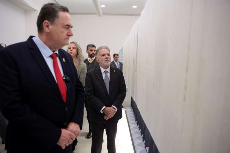 O ent&atilde;o ministro das Rela&ccedil;&otilde;es Exteriores Israel Katz ao lado do diplomata brasileiro Frederico Meyer em ocasi&atilde;o considerada pelo Brasil como um insulto