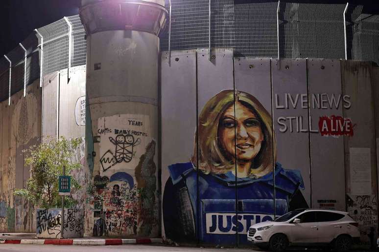 Um mural da correspondente americana-palestina assassinada Shireen Abu Akleh em uma se&ccedil;&atilde;o da cerca de separa&ccedil;&atilde;o de Israel entre Jerusal&eacute;m e a cidade de Bel&eacute;m, na Cisjord&acirc;nia ocupada. Ahmad Gharabli/AFP via Getty Images