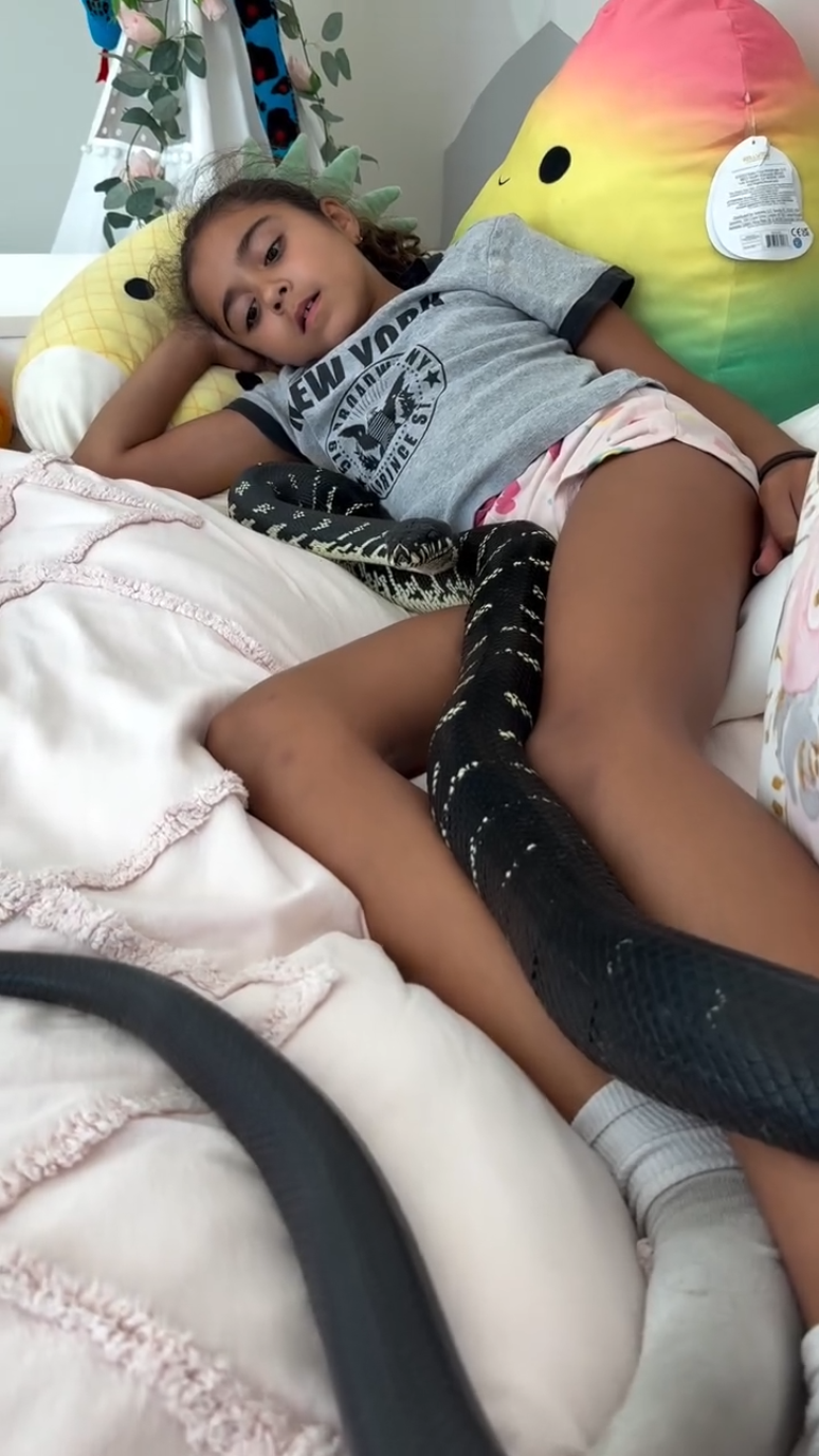 Ariana Christoforou abra&ccedil;ada com uma de suas cobras de estima&ccedil;&atilde;o