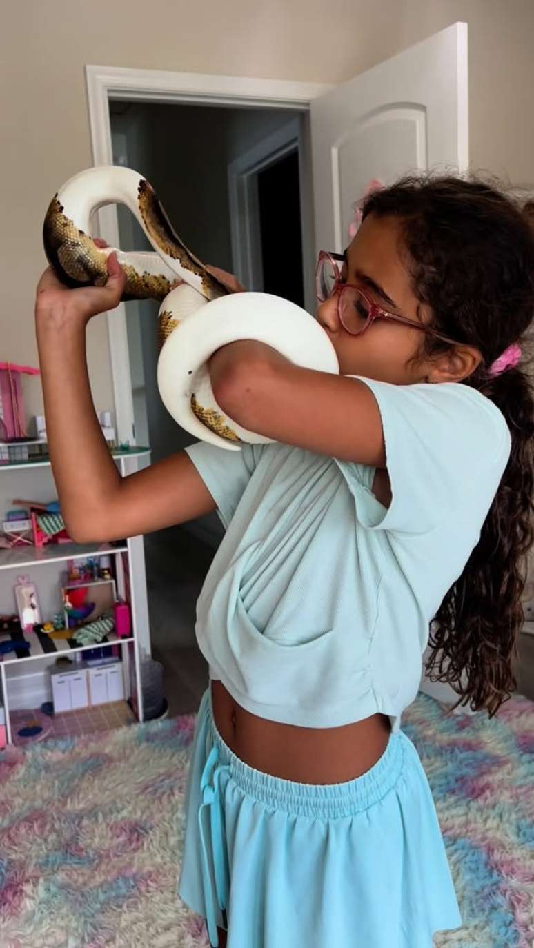 Ariana Christoforou abra&ccedil;ada com uma de suas cobras de estima&ccedil;&atilde;o