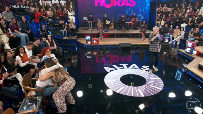 Simone Mendes abra&ccedil;a Sula Miranda