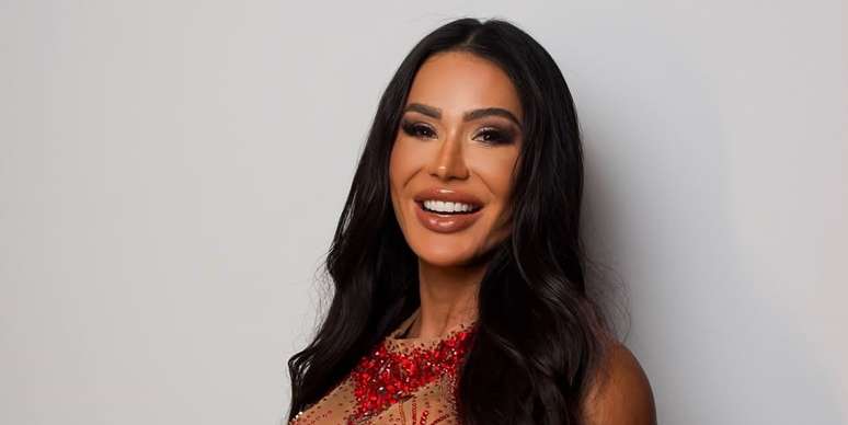 Gracyanne Barbosa caracterizada para ensaio de carnaval