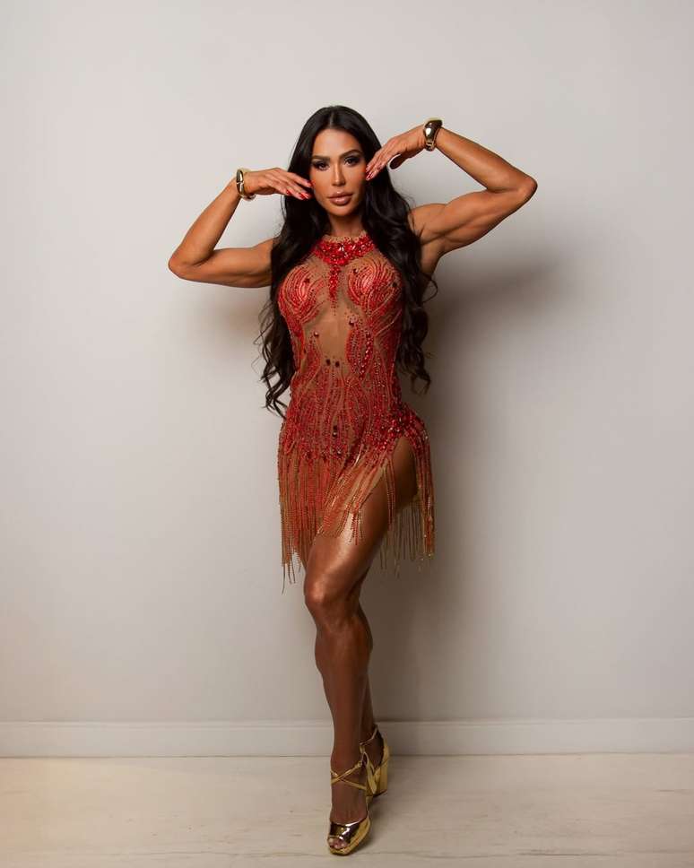 Gracyanne Barbosa caracterizada para ensaio de carnaval