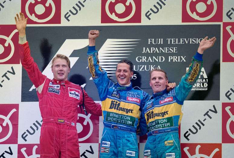 Ao lado de Mika Hakkinen e Michael Schumacher, Johnny Herbert no pódio da F1