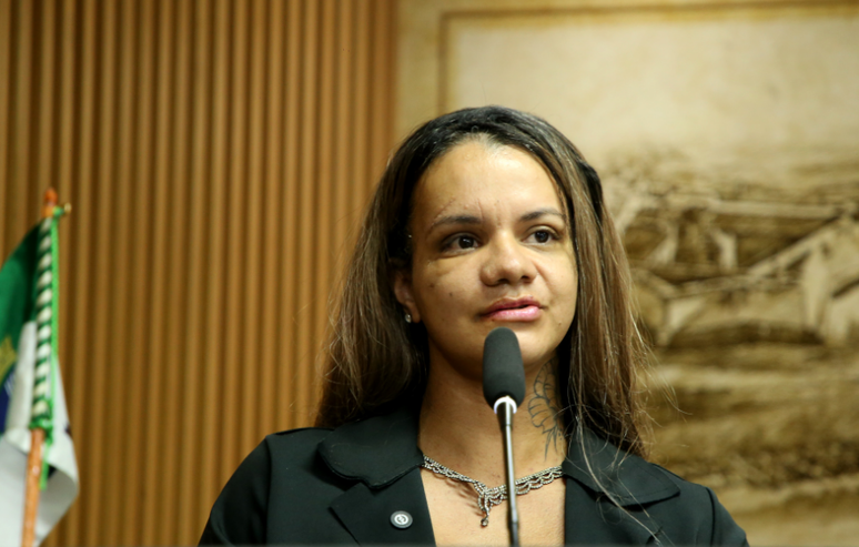 Juliana Soares discursou ao receber Comenda Maria da Penha